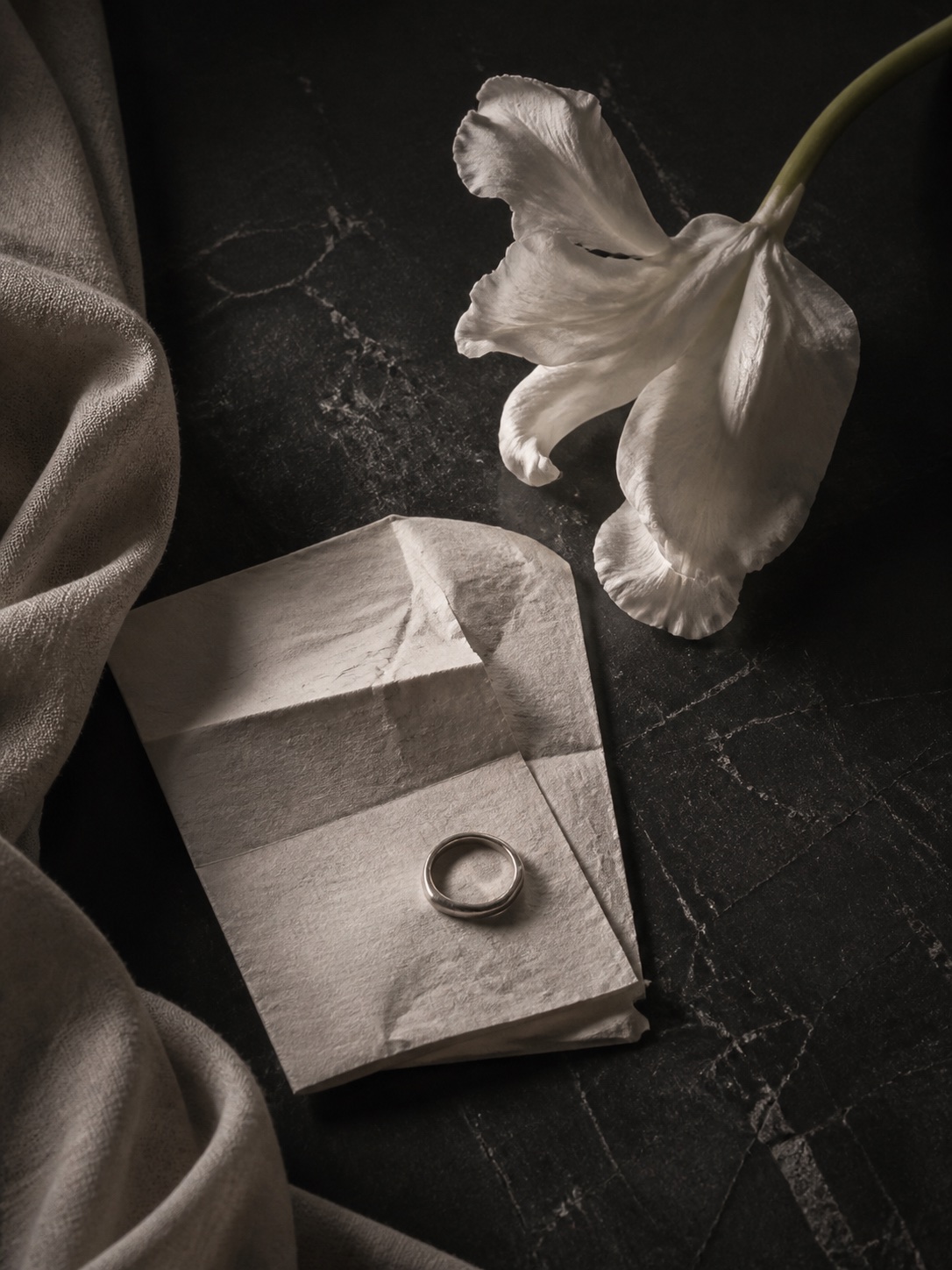 Naturaleza muerta con flor blanca y carta